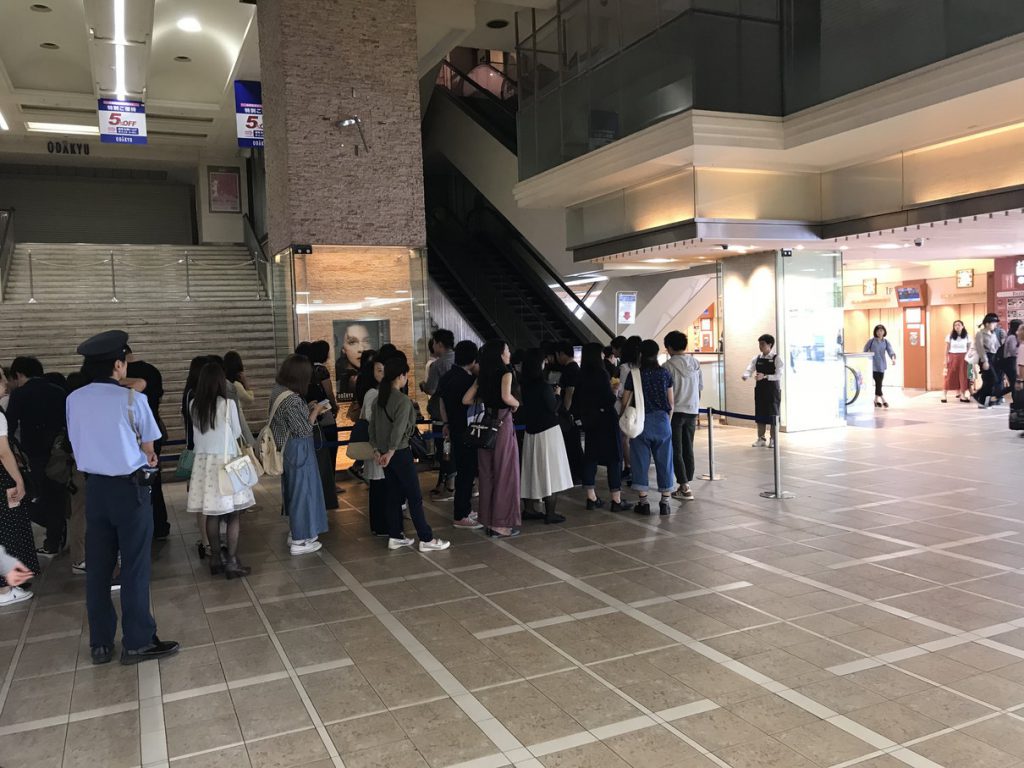 小田急百貨店新宿店 本館1F「中央階段」付近